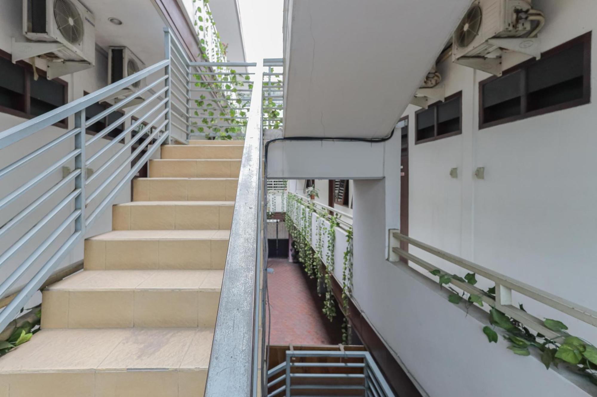 Reddoorz At Pondok Candra Surabaya Exterior photo