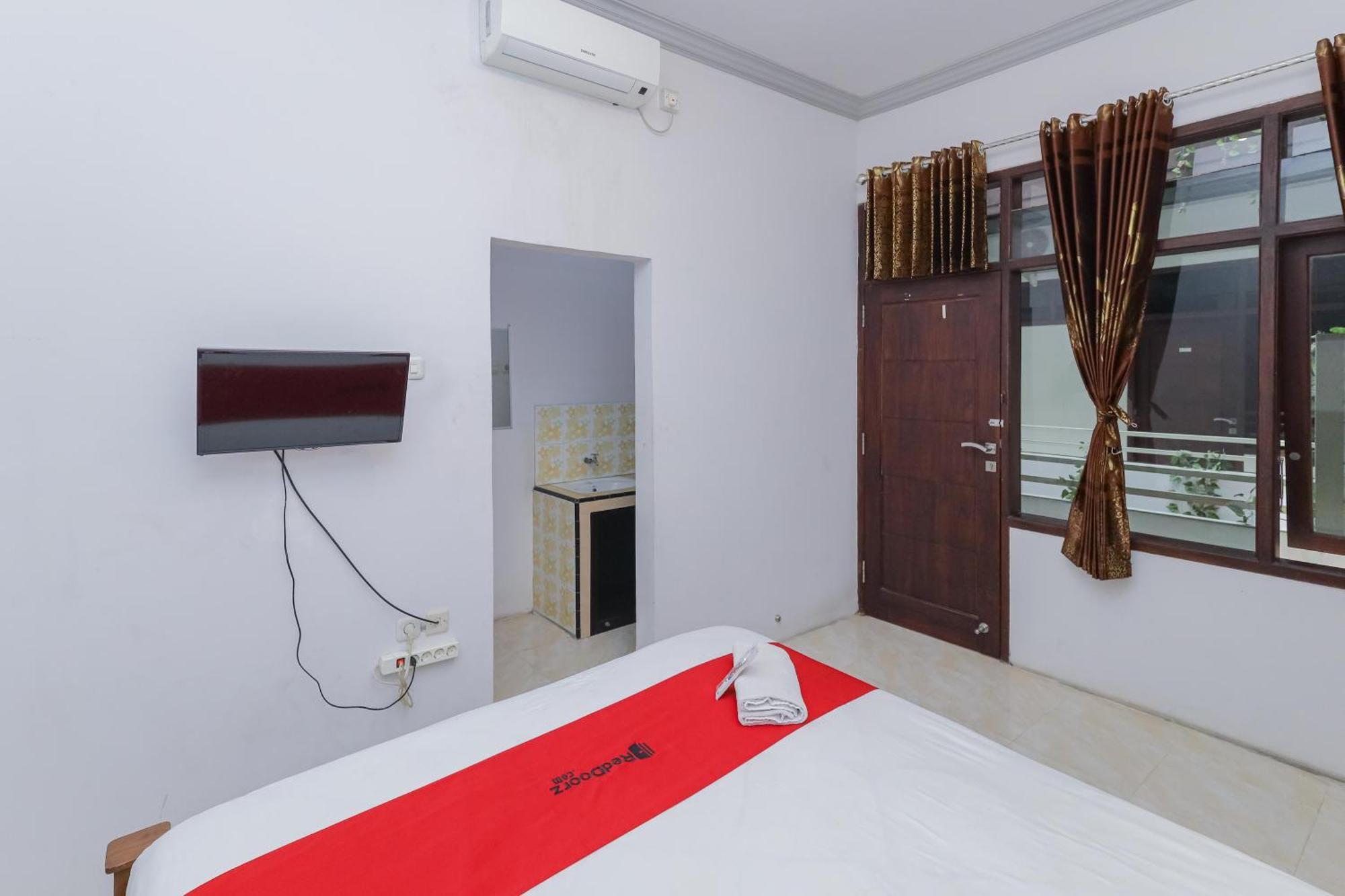 Reddoorz At Pondok Candra Surabaya Exterior photo